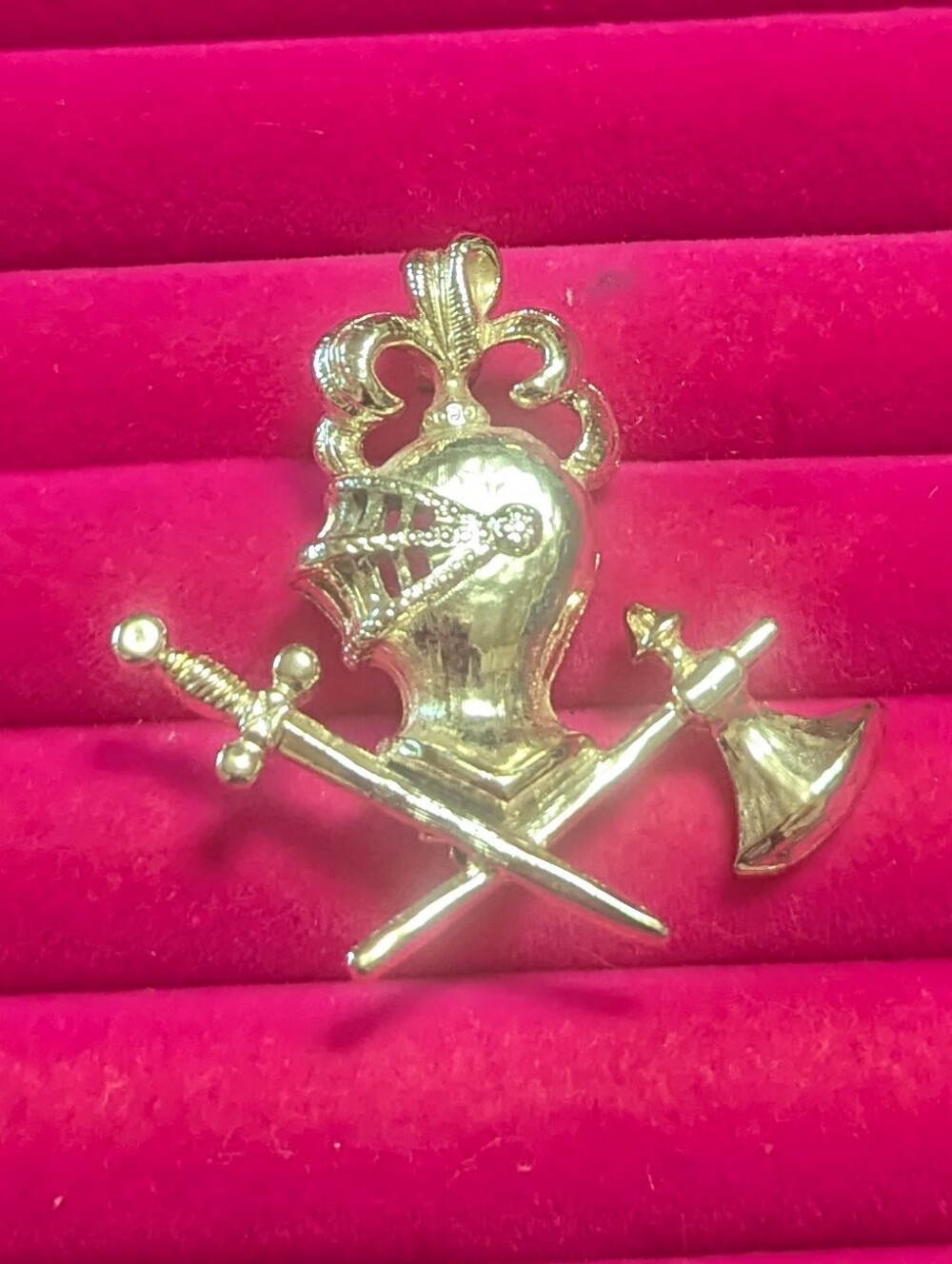 Vtg Gold Tone Knight Helmet Coat Of Arms Brooch- Women Jewelry